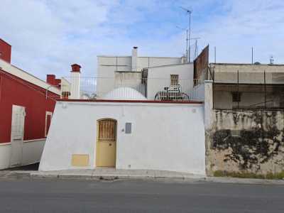 Un caso particolare � poi quello di Santo Spirito, dove si � soliti identificare una certa zona come �i pagliai�. Qui tra via Pansini e via Corsica, notiamo alcuni edifici costituiti da una struttura a trapezio che culmina con una cupola a calotta. Il primo � completamente intonacato e attorno alla cupola � stata ricavata una sorta di terrazzino 